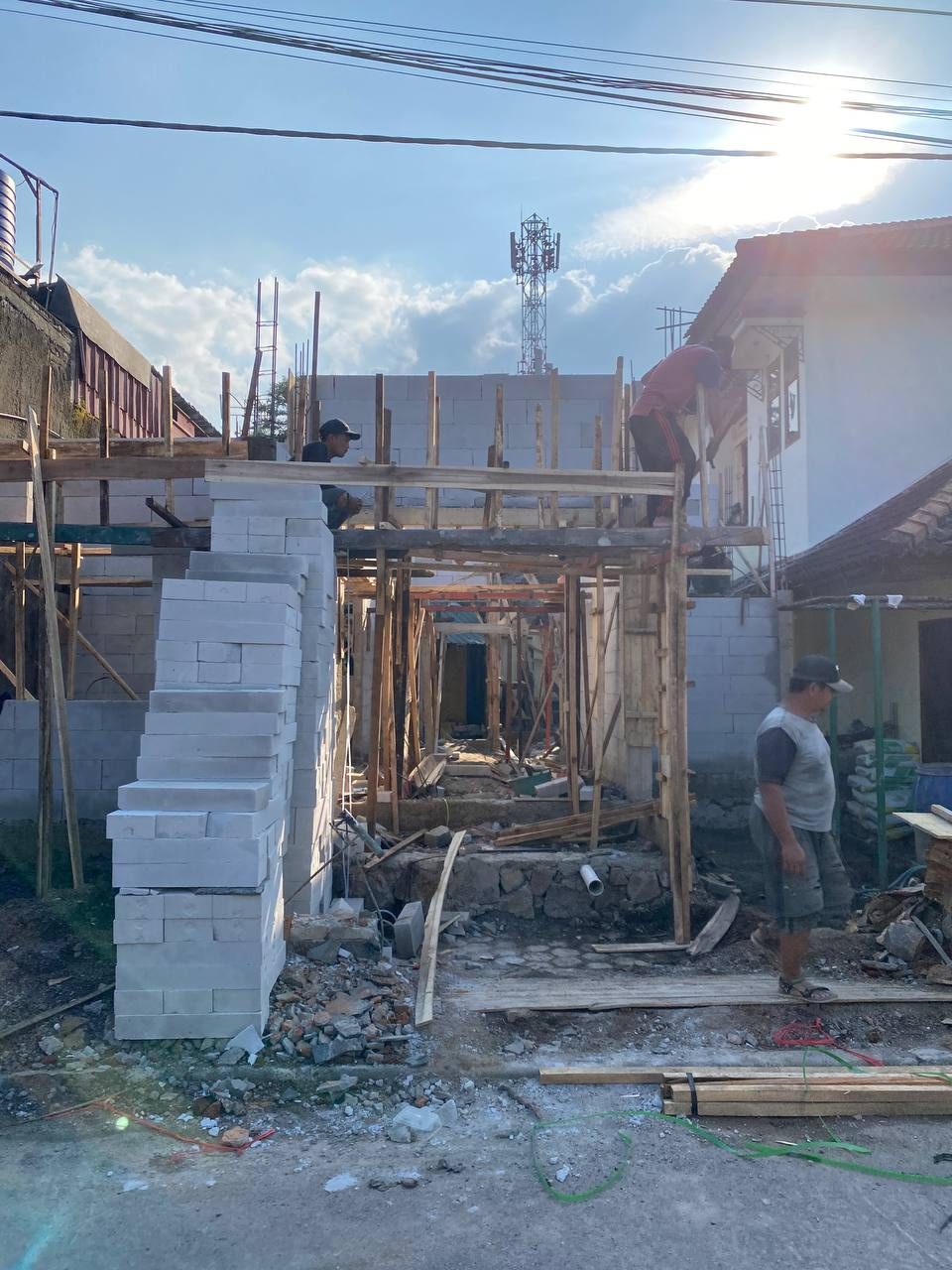 Proyek Ligar — eksterior konstruksi dengan perancah
