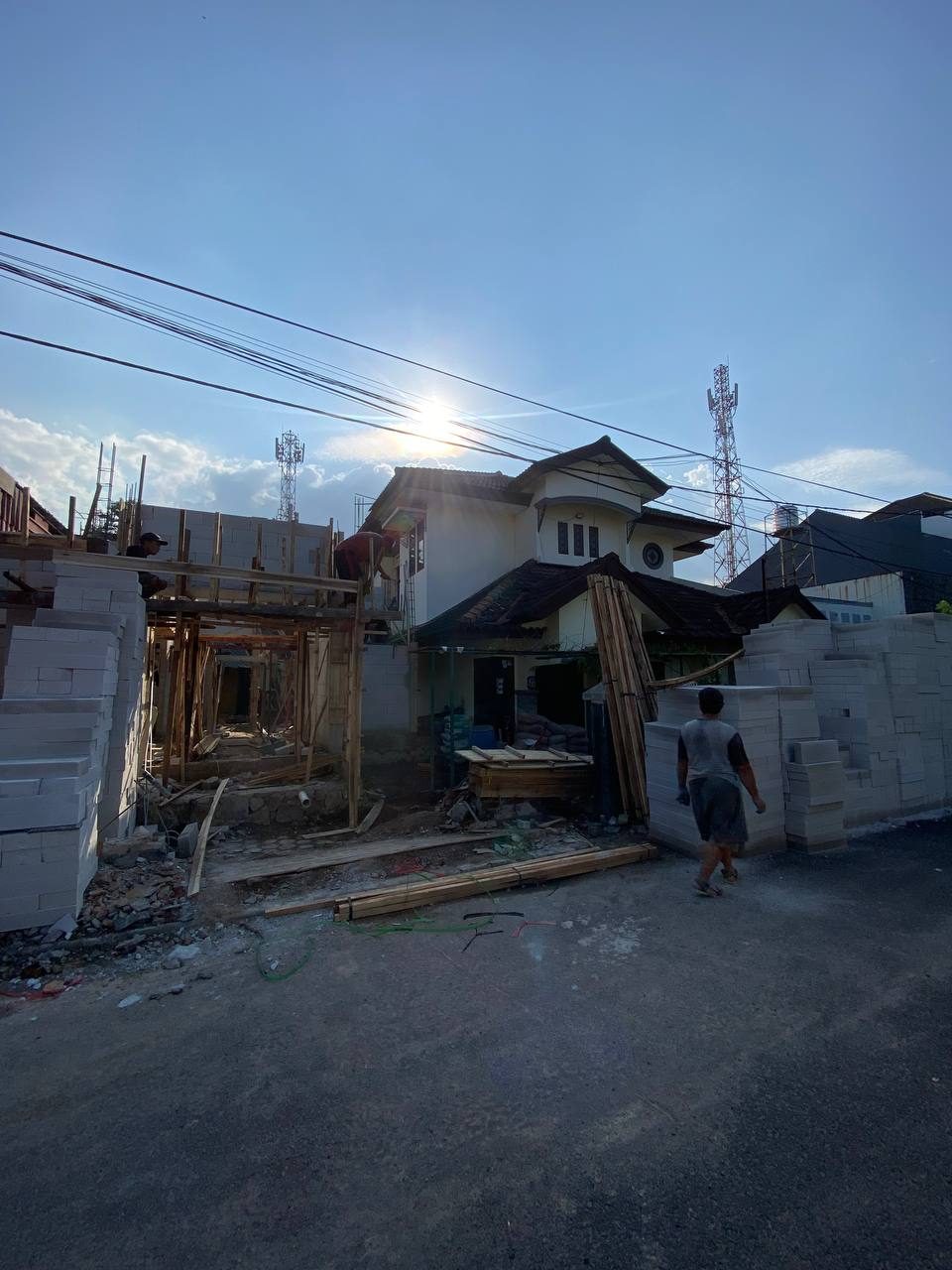 Proyek Ligar — tumpukan bata ringan dan pekerja